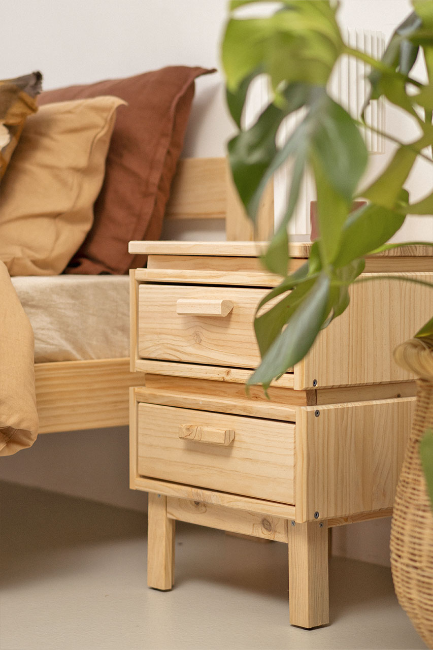 Imagen de ambiente 2 para:Mesita de madera maciza con 2 cajones